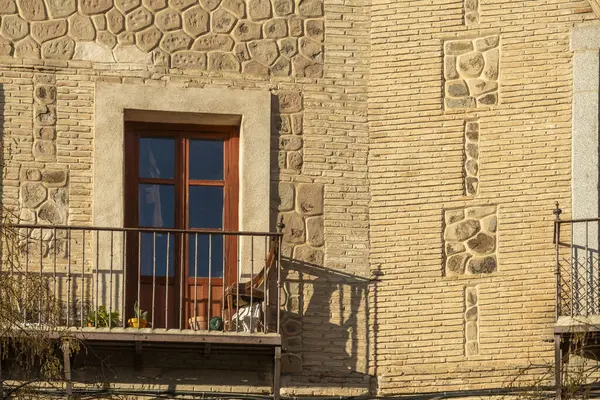 Hoş bir balkon ve sağlam bir kapı içeren büyüleyici bir tuğla bina. Yapının kendisine karakter katıyor.