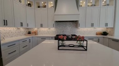 Beyaz tezgahlı bir ev mutfağı. Yüksek kaliteli FullHD görüntüler