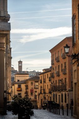 Yüksek bir binanın çatısından aşağıdaki geniş şehrin nefes kesici bir manzarası var. Karmaşık sokakları ve mimarisi var.