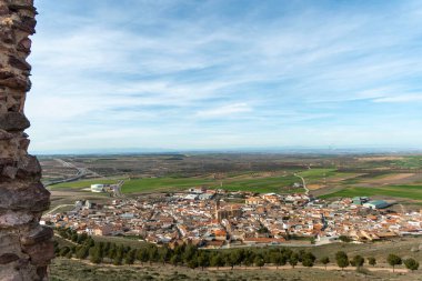 Resmedilmeye değer bir tepenin zirvesinden aşağıdaki vadide yuva yapmış küçük bir kasabanın çarpıcı manzarasını gözlemleyebiliriz.