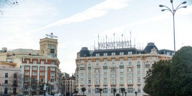 Çatıda belirgin bir şekilde otel kelimesinin yer aldığı büyük ve etkileyici bir bina, burayı gezginler için bir yer olarak gösteriyor.