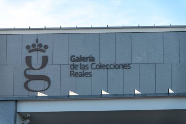 Seçkin bir binada Galeria de las Colecciones Reales kelimelerini gösteren büyük bir tabela var.