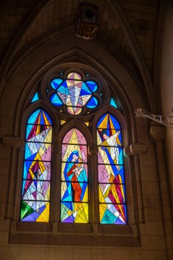 Bir kilisede çok güzel renkli bir vitray bulunabilir. Ruhani atmosferine canlılık ve sanatsal detay katar.