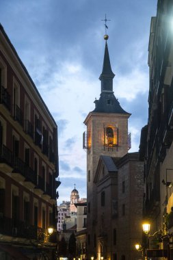 Tam ortasında bir saat kulesi olan dar bir cadde var. Herkesin dikkatini çekiyor.