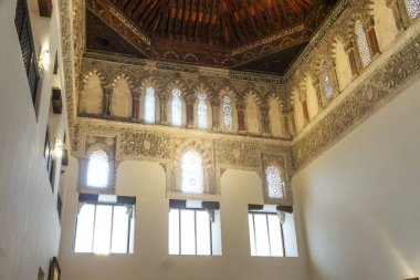 Doğal ışığın içeri girmesine izin veren çok sayıda pencerenin olduğu geniş bir oda. Çok güzel tasarlanmış bir kubbe tavanı var.