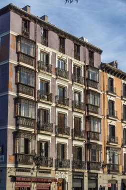 Çok yüksek bir bina çok sayıda pencere ve çok sayıda balkon ile donatılmış ve çarpıcı manzaralar sunan, kentsel cazibesini artıran