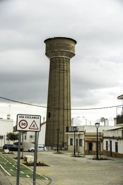 Hareketli bir şehrin merkez bölgesinde büyük bir su kulesi bulunur ve bu kule çevredeki herkes için etkileyici ve göze çarpan bir dönüm noktasıdır.