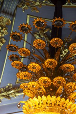 Güzel bir demet canlı sarı çiçek zarif bir şekilde tavandan sarkıyor, uzaya biraz renk ve cazibe katıyor.