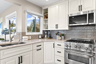 Tezgahları olan bir ev mutfağı. Yüksek kalite fotoğraf