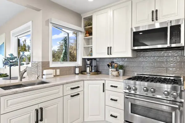 Tezgahları olan bir ev mutfağı. Yüksek kalite fotoğraf