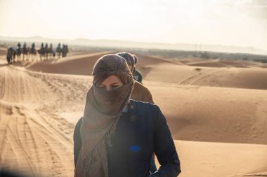 Sahra Çölü 'nde develer. Yüksek kalite fotoğraf