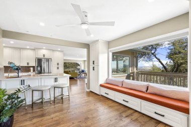 Tezgahları olan bir ev mutfağı. Yüksek kalite fotoğraf