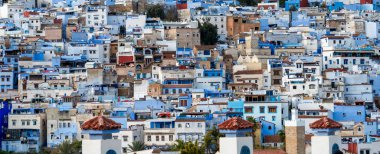 Mavi şefimiz Chefchaouen 'de yürüyoruz. Yüksek kalite fotoğraf
