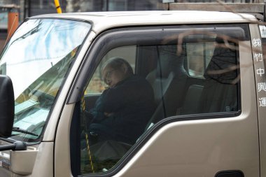 Tokyo, Japonya - 3 Ocak 2025: Japonya 'da hareketli bir caddede sakin bir anda bir kamyonda dinlenmek. Yüksek kalite fotoğraf