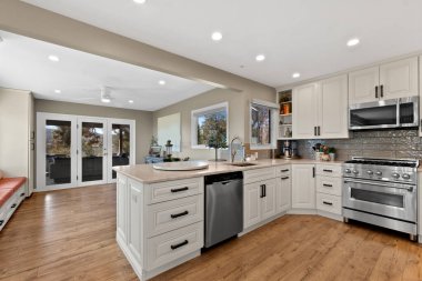 Tezgahları olan bir ev mutfağı. Yüksek kalite fotoğraf