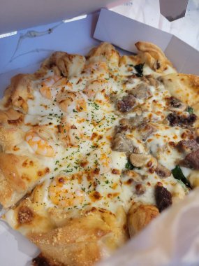 Eritilmiş peynirli, tuzlu etli ve taze otlu lezzetli bir pizza. Her bayram için mükemmel.