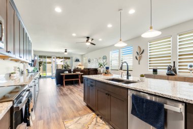 Bu güzel mutfak, işlevselliğini ve tarzını geliştiren modern paslanmaz çelik aletlerle birlikte geniş bir adaya sahiptir.