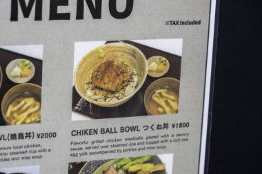 Fujiyama, Japonya - 2 Ocak 2025: Lezzetli tavuk topu kasesi ve yerel lezzetler sıcak bir Japon lokantasının menüsünde sergilendi. Yüksek kalite fotoğraf