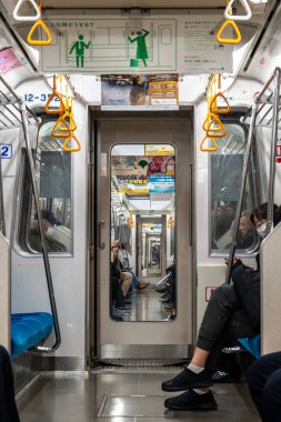 Tokyo, Japonya - 5 Ocak 2025: Tokyo 'nun kalbinde hareketli bir metro treni ile sessiz bir yolculuk. Yüksek kalite fotoğraf