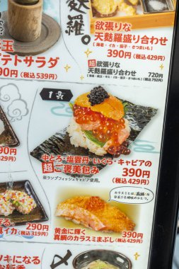 Kyoto, Japonya - 27 Aralık 2024: Japonya 'da geleneksel bir restoranda canlı suşi hazırlığı sunan eşsiz aşçılık. Yüksek kalite fotoğraf
