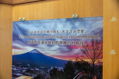 Fujiyama, Japonya - 2 Ocak 2025: Japonya 'daki görkemli Fuji Dağı' nın üzerinde kırmızı bir günbatımının dingin güzelliğini yakalamak. Yüksek kalite fotoğraf