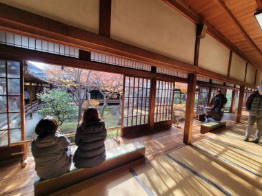 Kyoto, Japonya - 27 Aralık 2024: Gion 'da geleneksel Japon sanatı. Yüksek kalite fotoğraf
