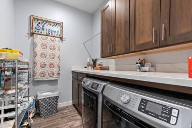 Prescott, Arizona - 13 Ağustos 2024: iyi stoklanmış bir kiler. Yüksek kalite fotoğraf