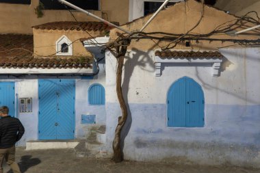 Mavi şefimiz Chefchaouen 'de yürüyoruz. Yüksek kalite fotoğraf