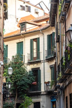 Madrid 'in göbeğindeki İspanyol balkonları. Yüksek kalite fotoğraf