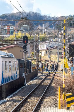 Japonya 'da tren garı. Birden fazla klasik tren ve mavi gökyüzünün altında manzaralı dağlar. Yüksek kalite fotoğraf