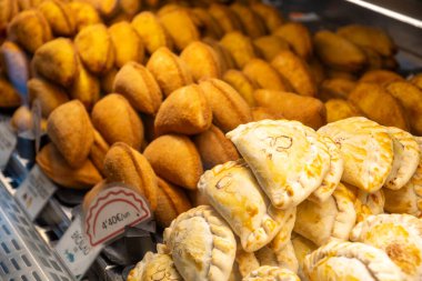 Çok çeşitli lezzetli hamur işleriyle dolu güzel bir vitrin ve baştan çıkarıcı kızarmış yiyecekler, aşçılık sanatını sergilemek.