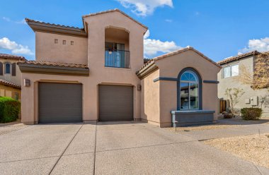 Geniş ve geniş bir ev. İki garajı ve geniş bir penceresi var. Bol miktarda doğal ışık ve havadar bir atmosferi var.