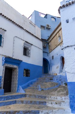 Mavi şefimiz Chefchaouen 'de yürüyoruz. Yüksek kalite fotoğraf