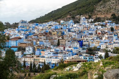 Mavi şefimiz Chefchaouen 'de yürüyoruz. Yüksek kalite fotoğraf