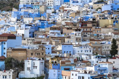 Mavi şefimiz Chefchaouen 'de yürüyoruz. Yüksek kalite fotoğraf