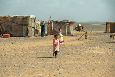 Sahra, Fas - 3 Mart 2025: Sahra Çölü 'ndeki Fas berber köyü 