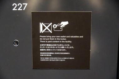 Tokyo, Japonya - 5 Ocak 2025: Japonya 'daki bir tesiste kişisel eşyalara ilişkin yönergeleri gösteren imza. Yüksek kalite fotoğraf