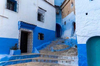 Mavi şefimiz Chefchaouen 'de yürüyoruz. Yüksek kalite fotoğraf