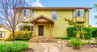 Orada büyük, parlak, sarı bir ev var. Çekici bir taş geçidi var. Zarif bir şekilde onun davetkar girişine açılıyor.