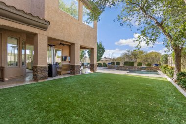 Büyük ve ferah bir eve, aynı büyüklükte ve geniş bir çimen eşlik eder. Tam önünde yer alır ve cazibesini arttırır.