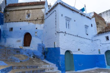 Mavi şefimiz Chefchaouen 'de yürüyoruz. Yüksek kalite fotoğraf