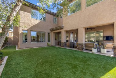 Önünde belirgin bir şekilde geniş ve geniş bir çimenliğe sahip geniş ve geniş bir ev, genel çekiciliğini artırıyor.