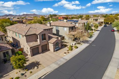 Bu, tipik bir yerleşim yerinin nefes kesen bir görüntüsü. Yukarıdan bakıldığında çok iyi tanımlanmış bir cadde ve çeşitli evleri gösteriyor.