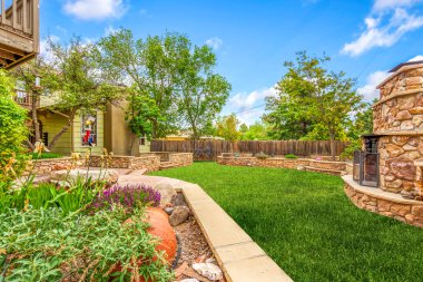 Bereketli, canlı, yeşil bir çimenliği ve sıcacık bir şöminesi olan güzel bir bahçe, toplanma ve rahatlama için mükemmel.