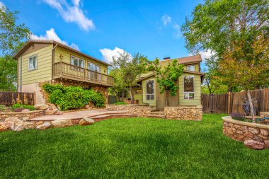 Tam önünde geniş bir çimenliğe sahip etkileyici büyük bir ev var. Herkese hoş geldin ortamı sağlıyor.