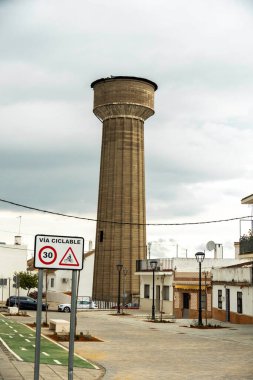 Hareketli bir şehrin merkez bölgesinde büyük bir su kulesi bulunur ve bu kule çevredeki herkes için etkileyici ve göze çarpan bir dönüm noktasıdır.