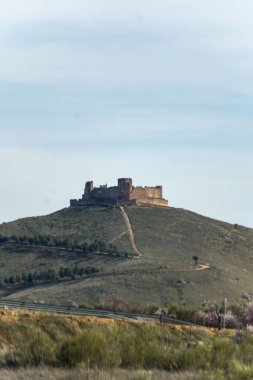 Yumuşak bir yamaçta yuva yapmış önemli sayıda büyüleyici evlerle karakterize edilmiş pitoresk bir yerleşim yeri.