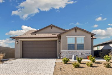 Bu, hem garajın hem de evin tam önünde bir garaj yolunun bulunduğu bir evin tarifi.