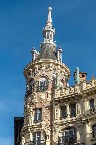 Tepesine tünemiş görkemli bir kuleyle karakterize edilen olağanüstü yüksek bir bina, gökyüzünde varlığını artırıyor.