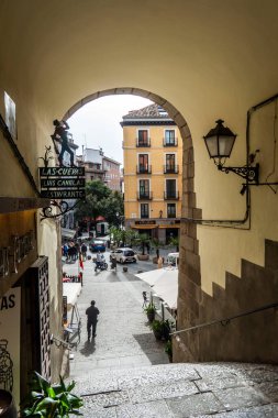 Madrid, İspanya - 1 Mart 2024: Koridorun sonundaki bitişik binaya çıkan merdivenleri gösteren dar bir ara sokak var